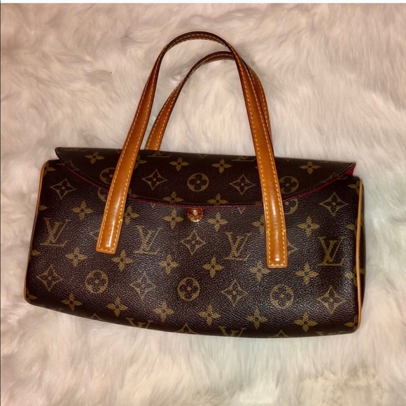Louis Vuitton Handbags - Louis Vuitton clutch.